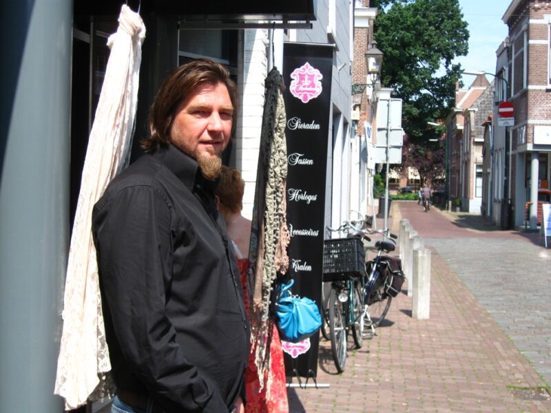 Gerwin Jacobs de Kralenkoning (2011) in zijn winkel in de Kerkstraat in IJsselstein